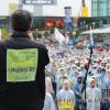 -21일 오후 서울역 광장에서 열린 ‘KTX 민영화 저지 3차 총력 결의대회’에서 철도 노동자들이 구호를 외치고 있다.