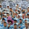 -21일 오후 서울역 광장에서 열린 ‘KTX 민영화 저지 3차 총력 결의대회’에서 철도 노동자들이 구호를 외치고 있다.