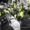 -쌍용차 해고노동자와 추모대회 참가자들이 공장 안으로 들어가려 하자 경찰이 이를 막아서며 얼굴에 최루액을 뿌리고 있다.