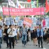 -19일 오후 서울역 광장에서 열린 ‘살인정권 규탄! 정리해고 철폐! 쌍용차 해고자 복직! 범국민대회’를 마친 참가자들이 가두행진을 하고 있다.