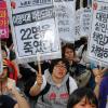 -19일 오후 서울역 광장에서 열린 ‘살인정권 규탄! 정리해고 철폐! 쌍용차 해고자 복직! 범국민대회’를 마친 참가자들이 대한문 앞에서 정리집회를 하고 있다.