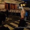 -2010년 4월 1일 저녁 서울 덕수궁 대한문 앞에서 천안함 실종자의 무사귀환과 진상규명을 요구하며 1인 촛불시위를 하고 있다.