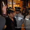 -2010년 4월 1일 저녁 서울 덕수궁 대한문 앞에서 천안함 실종자의 무사귀환과 진상규명을 요구하며 1인 촛불시위를 하고 있는 시민을 경찰에 에워싸고 있다.