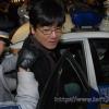 -2010년 4월 1일 저녁 서울 덕수궁 대한문 앞에서 천안함 실종자의 무사귀환과 진상규명을 요구하며 1인 촛불시위를 하던 시민이 경찰에 의해 강제 연행되고 있다.