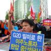 G20을 빌미로 한 이주노동자 탄압 중단하라.- G20경호안전특별법이 발효된 10월 1일 오후 서울 종로 보신각에서 열린 "G20 규탄 국제 공동행동의 날" 집회에서 미셸 이주노조 위원장이 구호를 외치고 있다.