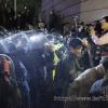 -경찰이 전국노동자대회 참가자들에게 최루액을 뿌리고 있다.