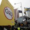 -G20 반대 공동행동 참여자들의 행진을 경찰이 막아서고 있다.