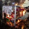 -행진을 마친 참여자들이 상징의식으로 G20과 한미 FTA의 죽음을 상징하는 꽃상여를 불태우고 있다.