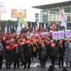 "전쟁광 이명박"-2010년 12월 18일 오후 서울역에서 열린 전국민중대회 참여자들이 구호를 외치고 있다.