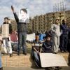 히틀러로 묘사되는 무바라크.-지난 2월 1일 이집트 카이로에서는 이집트 민중 1백만 명 이상이 무바라크 퇴진을 요구하며 행진을 했다.