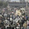 -지난 2월 2일 이집트 카이로 타흐리르 광장에 친 무바라크 시위대와 무바라크 퇴진을 요구하는 민중들이 격렬히 대치중이다.