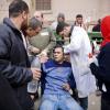 -2월 3일 무바라크의 깡패들에 의해 부상을 당한 민주화 시위대가 응급 치료를 받고 있다.