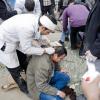 -2월 3일 무바라크의 깡패들에 의해 부상을 당한 민주화 시위대가 응급 치료를 받고 있다.