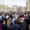 -2월 4일 "무바라크 축출의 날"에 타흐리르 광장에 모인 민주화 시위대가 혁명을 위한 구호를 외치고 있다.
