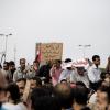-2월 4일 "무바라크 축출의 날", 타흐리르 광장에서 민주화 시위대가 무바라크 반대 배너를 들고 있다.