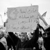 -2월 7일 타흐리르 광장에서 민주화 시위대가 "분리주의의 기원은 무바라크이다. 크리스찬도 우리의 형재자매이다."라는 배너를 들고 있다.