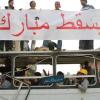 -2월 4일 무바라크의 깡패들과 민주화 시위대 사이에 놓여져 있는 버스 위에서 "무바라크 퇴진" 이라고 쓰인 배너를 들고 있다.