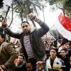 -2월 11일 무바라크의 퇴진 소식을 듣기 위해 이집트 민중들이 광장 안에 있는 TV앞에 모여있다.
