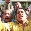 -2월 13일 카이로 람세스 거리에서 파업중인 국영 텔레콤 노동자들이 구호를 외치고 있다.