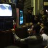 -2월 10일 무바라크가 퇴진을 거부한 날 이집트 민중들이 TV를 보며 정부 발표를 듣고 있다.