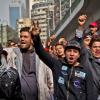 -1월 31일 이집트의 젊은 청년들이 타흐리르 광장에서 구호를 외치고 있다.
