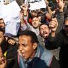-2월 2일 민주화 시위대가 무바라크의 깡패들로 부터 광장을 지켜내고 있다.