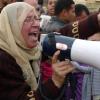 -2월 6일 타흐리르 광장에서 한 여성 시위대가 구호를 선창하고 있다.