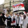 -2월 10일 이집트의 의사들과 간호사들이 무바라크 퇴진을 요구하며 카이로 거리를 행진하고 있다.