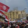 -2월 11일 타흐리르 광장에서 민주화 시위대가 이집트와 튀니지의 국기를 함께 들고 있다.