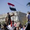 -2월 18일 승리의 금요일에 민주화 시위대가 이집트 국기를 들고 있다.