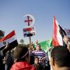 -이집트 Qasr el-Nil 다리에서 시위대들이 무슬림과 기독교의 단결을 위한 노래를 부르고 있다. 무바라크는 집권 기간동안 두 종교의 분열을 조장해왔다.
