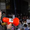 -서울대 학생들의 법인화 반대 투쟁을 지지하는 교수들이 발언을 하고 있다.