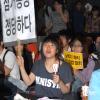 -이 날 문화제에는 ‘대학생 다함께’ 가 서울대 학생들의 법인화 반대 점거 투쟁을 지지하는 팻말을 들고 함께 했다.