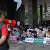 -쌍용자동차 해고 노동자가 서울대 학생들의 법인화 반대 점거 투쟁을 지지하는 발언을 하고 있다.