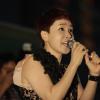 -7일 오후 광화문 파이낸셜빌딩 앞에서 열린 ‘반값등록금’ 실현을 요구하는 촛불집회에서 가수 박혜경씨가 노래 공연을 하고 있다. 