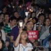 -17일 오후 서울 청계광장에서 열린 ‘2차 반값등록금 국민촛불대회’에서 참가자들이 촛불을 들고 있다.
