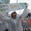 -3일 오후 서울 종로 보신각 앞에서 열린 ‘MB경쟁교육 철폐! 전교조탄압 중단! 전국교사 결의대회’에서 참가자들이 구호를 외치고 있다.