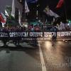 -4차 희망버스 참가자들이 한진중공업 정리해고 철회를 요구하며 숭례문앞을 지나 거리행진을 하고 있다.