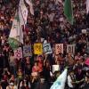 -4차 희망버스 참가자들이 서울 경찰청앞을 지나 독립문공원쪽으로 비정규직 철폐와 정리해고 철회를 외치며 거리행진을 하고 있다.