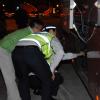 -8일 저녁 전국에서 모인 ‘5차 희망의 버스’ 참가자들이 부산 톨케이트를 들어서자 경찰이 짐칸을 확인하며 검문을 하고 있다.