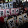 -8일 저녁 부산 남포동 BIFF 광장에서 열린 ‘5차 희망의 버스’ 희망난장 행사에서 참가자들이 ‘비정규직 정리해고 없는 세상’이라고 적힌 팻말을 들고 있다.