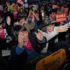 -8일 저녁 부산 남포동 BIFF 광장에서 열린 ‘5차 희망의 버스’ 희망난장 행사에서 참가자들이 구호를 외치고 있다.