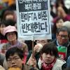 신자유주의 완성 복지종결 FTA-9일 오후 서울 중구 대한문 앞에서 열린 한미 FTA 저지 결의대회에서 참가자가 팻말을 들고 있다.