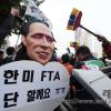 -9일 오후 서울 중구 대한문 앞에서 열린 ‘한미 FTA 저지 결의대회’에서 참가자들이 이명박 대통령 가면을 갖고 퍼포먼스를 벌이고 있다.