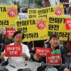 -9일 오후 서울 중구 대한문 앞에서 열린 한미 FTA 저지 결의대회에서 참가자들이 구호를 외치고 있다.
