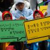 -15일 오후 2시 서울역 광장에서 열린 빈곤철폐의 날 기념대회에서 참가자들이 구호를 외치고 있다.