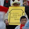 -15일 오후 2시 서울역 광장에서 열린 빈곤철폐의 날 기념대회에서 참가자들이 구호를 외치고 있다.