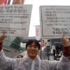 "나쁜 자본이 아니라, 문제는 자본주의다"-15일 오후 2시 서울역 광장에서 열린 빈곤철폐의 날 기념대회에서 참가자들이 구호를 외치고 있다.