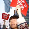 -오후 5시에는 서울 중구 대한문 앞에서 4백여 명이 모여 한미FTA저지 결의대회를 열었다.