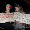 -오스트레일리아와 스페인에서 온 청년들도 “그리스 노동자 투쟁을 지지한다”, “혁명이 유일한 해법이다” 등의 구호를 쓴 팻말을 들고 집회에 참가했다. 